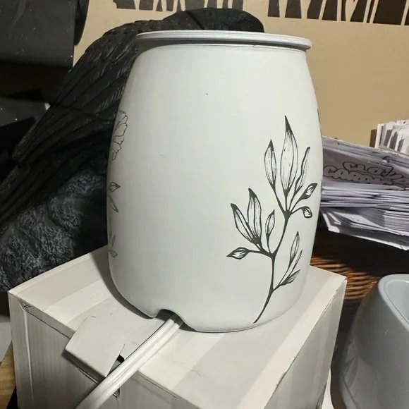 Scentsy White and Black Floral Wax Warmer - Picture 3 of 6